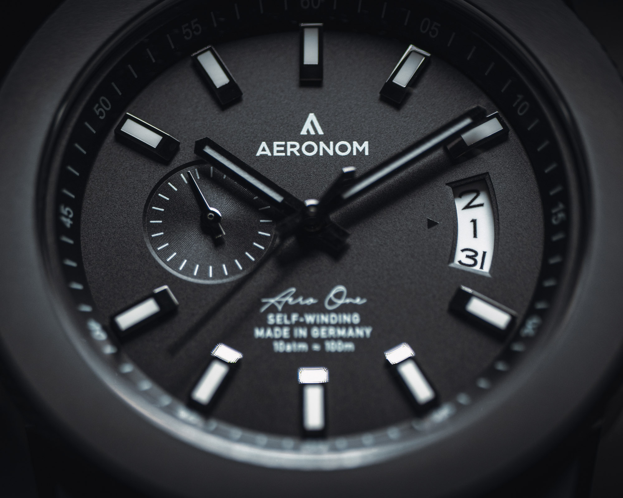 Aeronom переходит к темным тонам, выпуская лимитированную серию часов Aero One BLK
