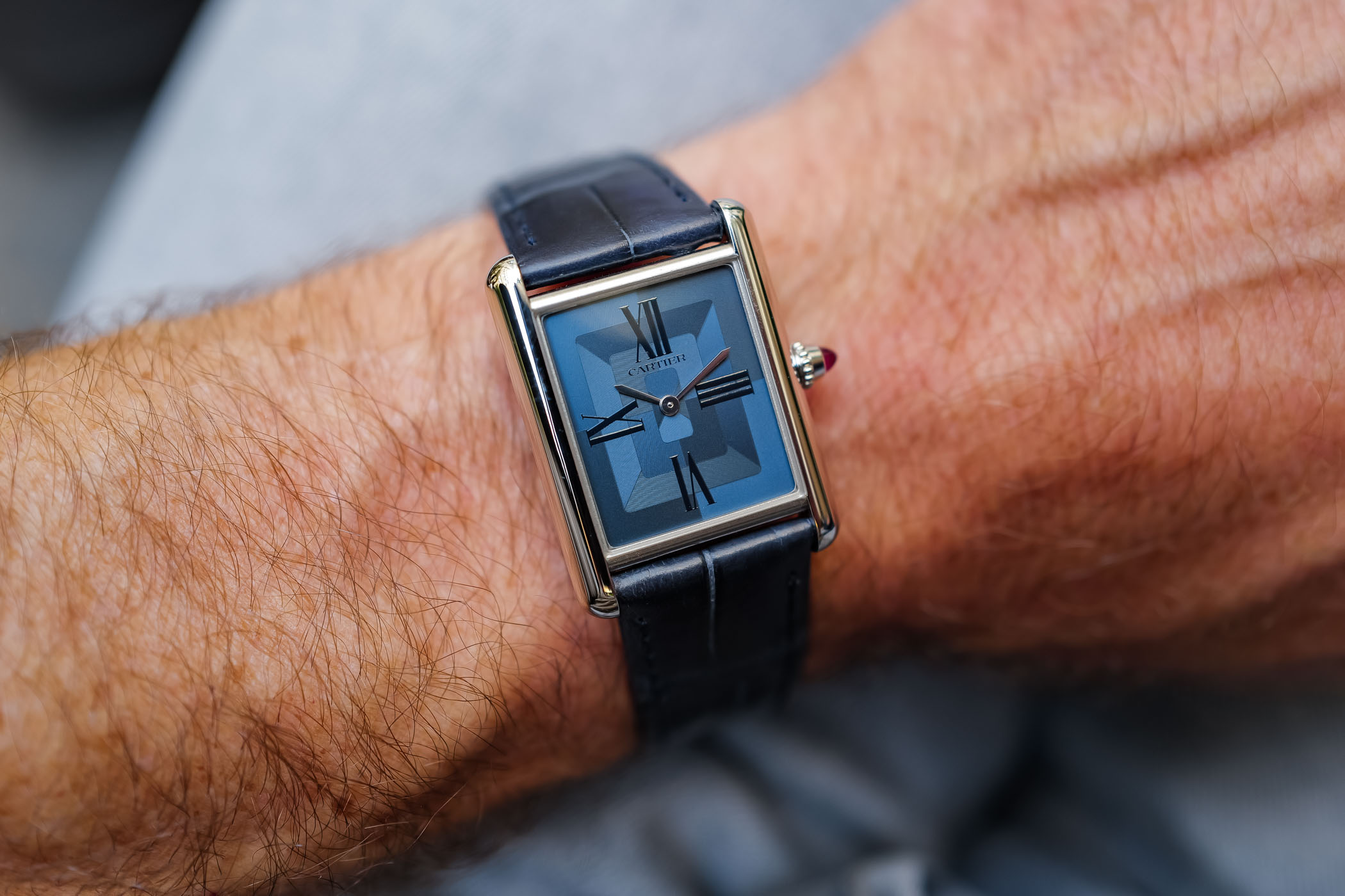 Лимитированная серия платиновых часов Louis Cartier, выпускаемая только в Европе