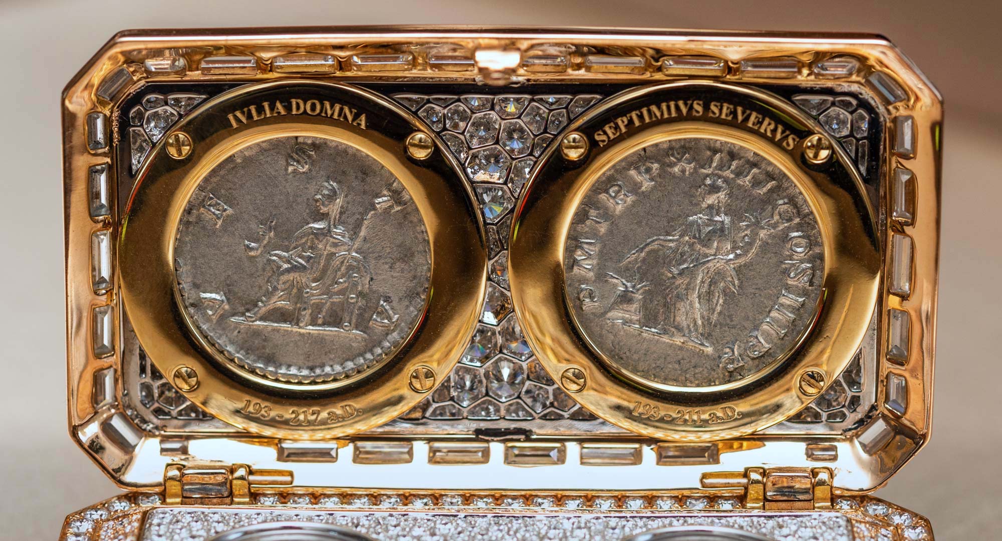 Обзор часов: Bulgari Monete Catene Dual Time Secret, оснащенный древнеримскими монетами