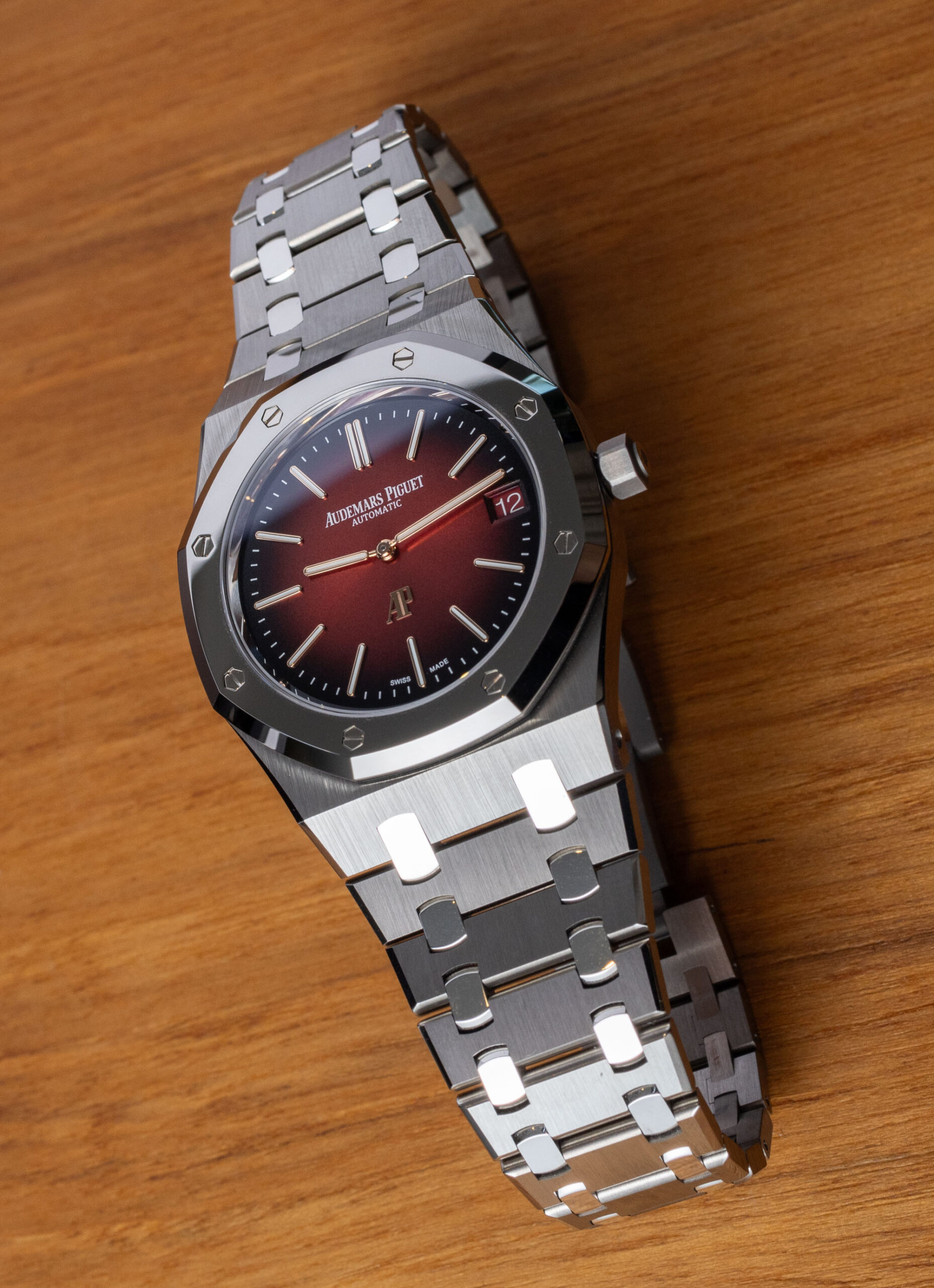 Сверхтонкие титановые часы Audemars Piguet Royal Oak 'Jumbo' с объемным металлическим стеклом