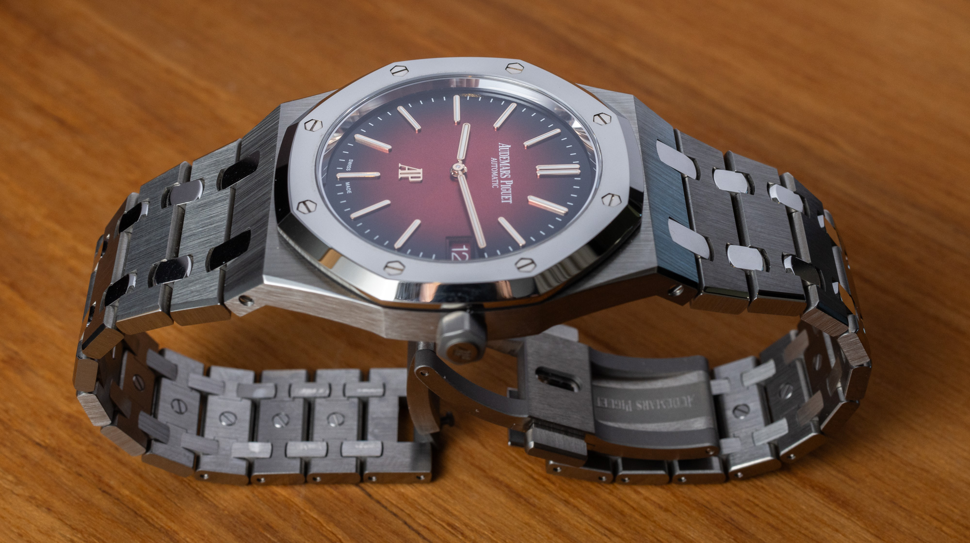 Сверхтонкие титановые часы Audemars Piguet Royal Oak 'Jumbo' с объемным металлическим стеклом