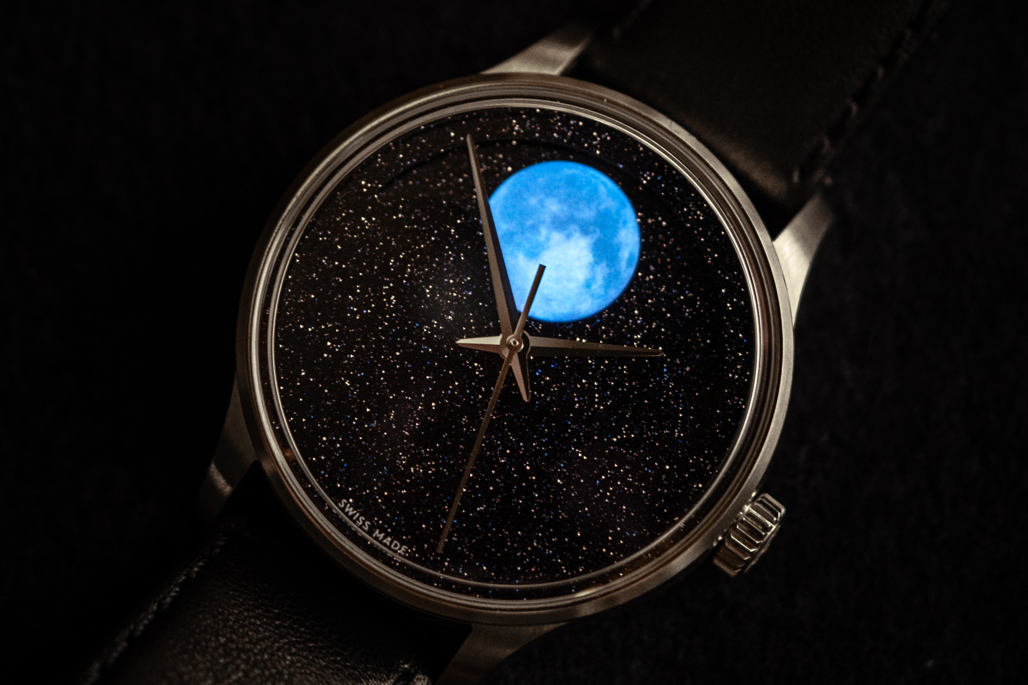 Блестящие часы от Christopher Ward C1 Moonglow