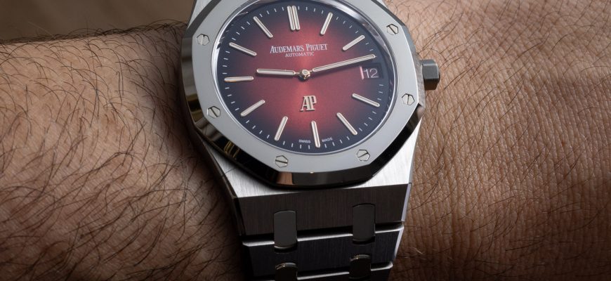 Сверхтонкие титановые часы Audemars Piguet Royal Oak ‘Jumbo’ с объемным металлическим стеклом