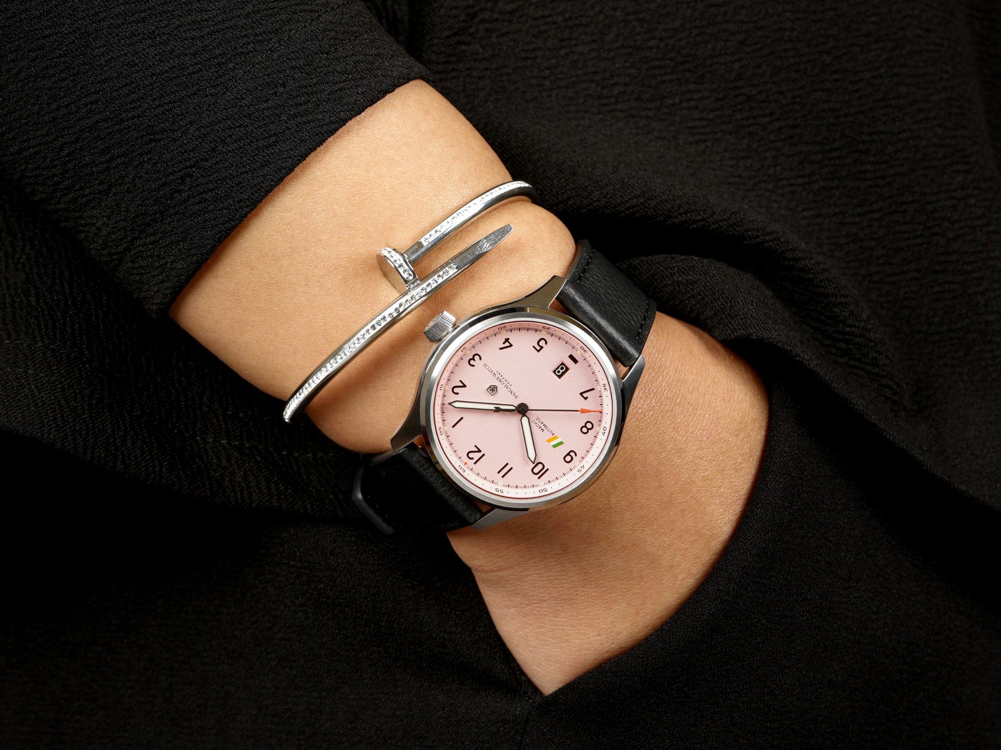Bangalore Watch Company чествует женщин в авиации, выпуская часы MACH 1 с шелковым шарфом