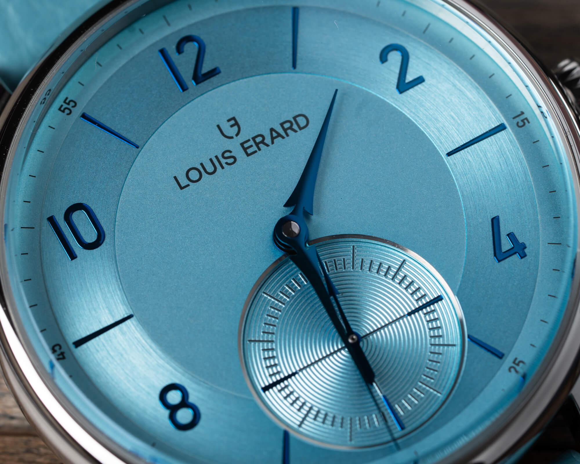 Часы Louis Erard Excellence Petite Seconde сияют яркими красками