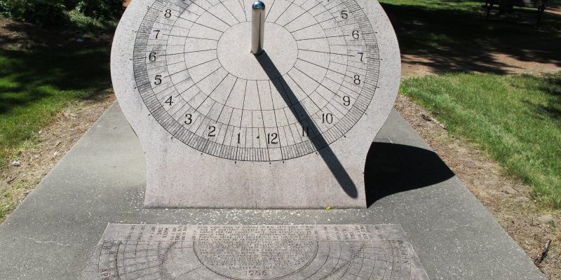 Как работают солнечные часы (и зачем они нужны на заднем дворе)
