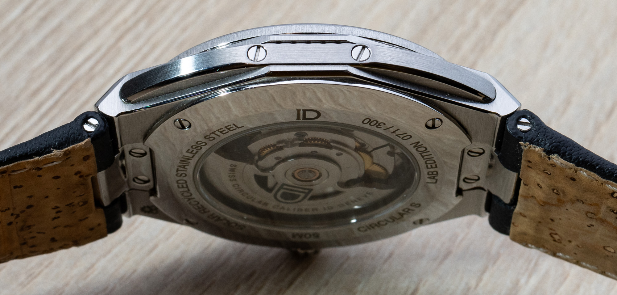 Обзор часов: Часы ID Geneve Circular S из стали цвета солнечной ковки