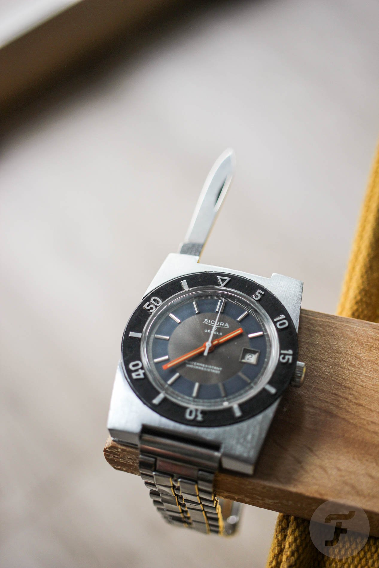 Дикие часы с ножом Sicura Safari Victorinox