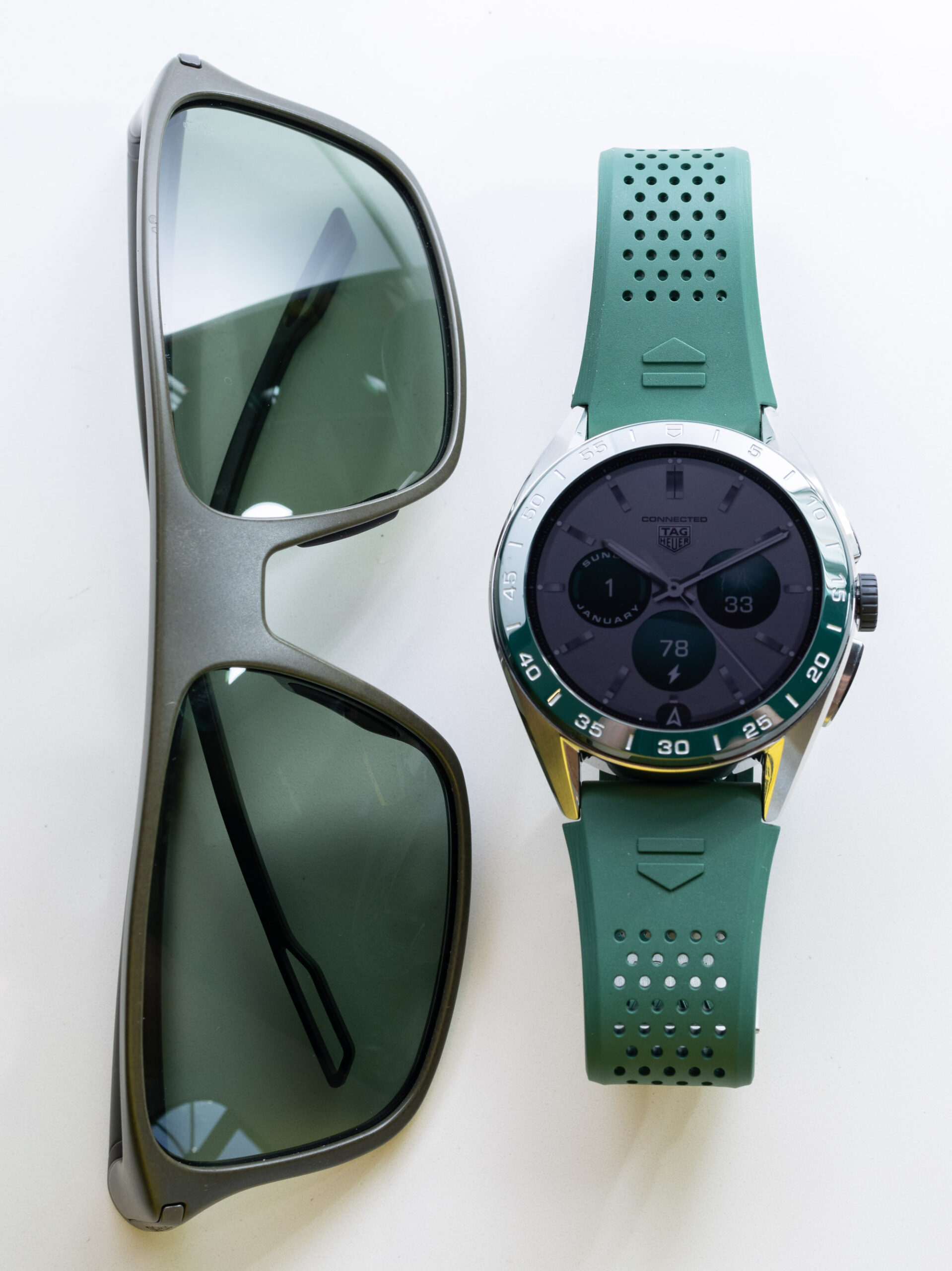 Смарт-часы TAG Heuer Connected Calibre E4 Green Ceramic 45 мм и очки VINGT SEPT