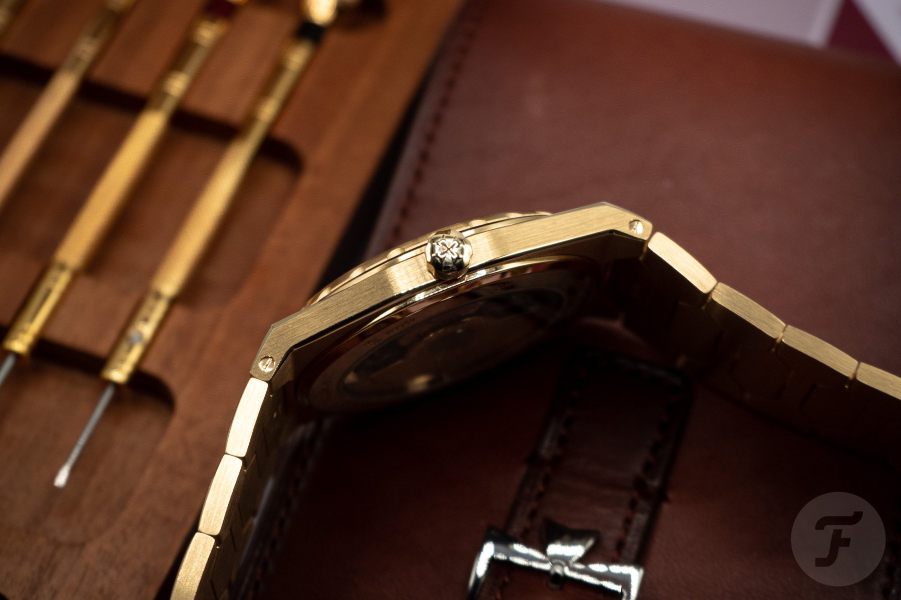Сравнение Piaget Polo 79 и Vacheron Constantin Historiques 222: какие роскошные часы доминируют?