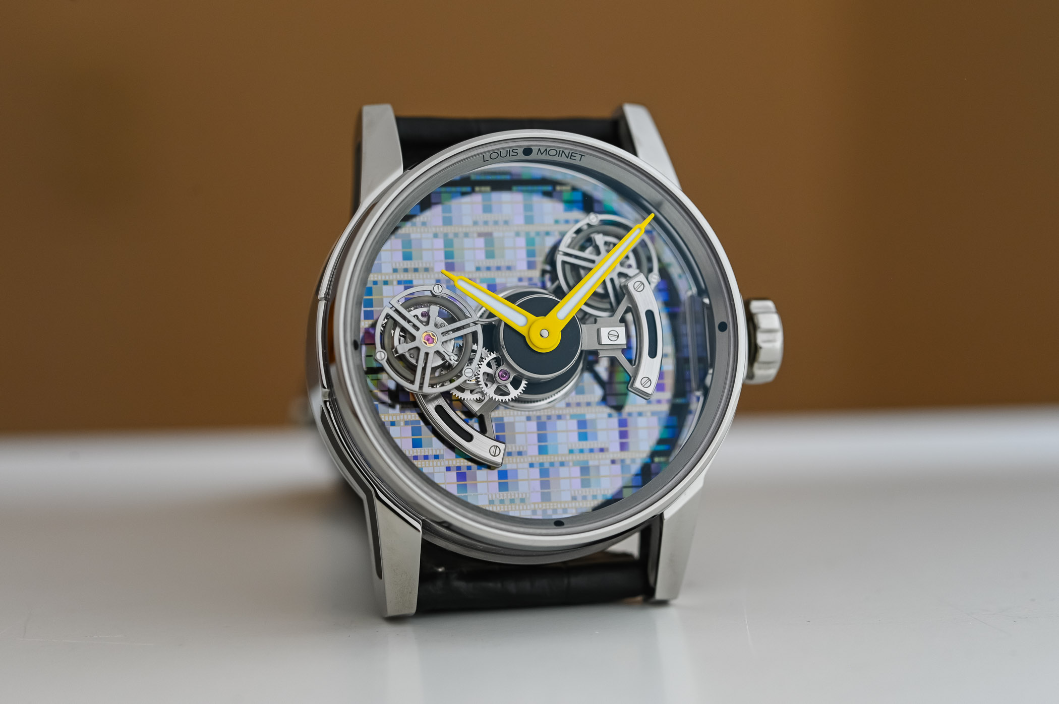 Часы Louis Moinet Astronef Techno и их научно-фантастический циферблат из кремниевых пластин