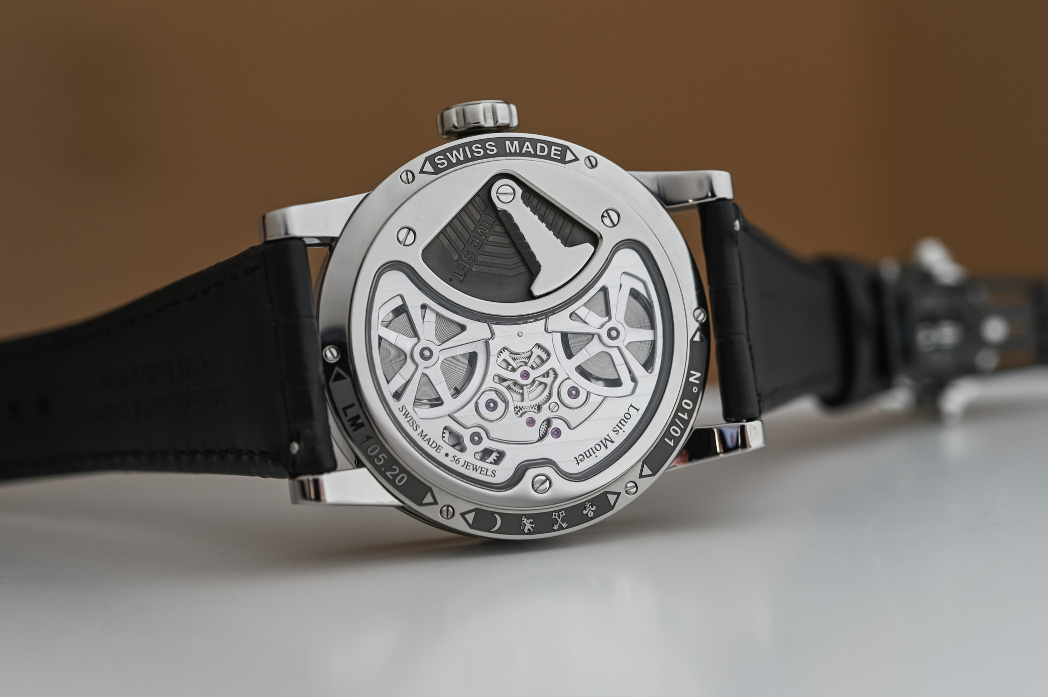 Часы Louis Moinet Astronef Techno и их научно-фантастический циферблат из кремниевых пластин