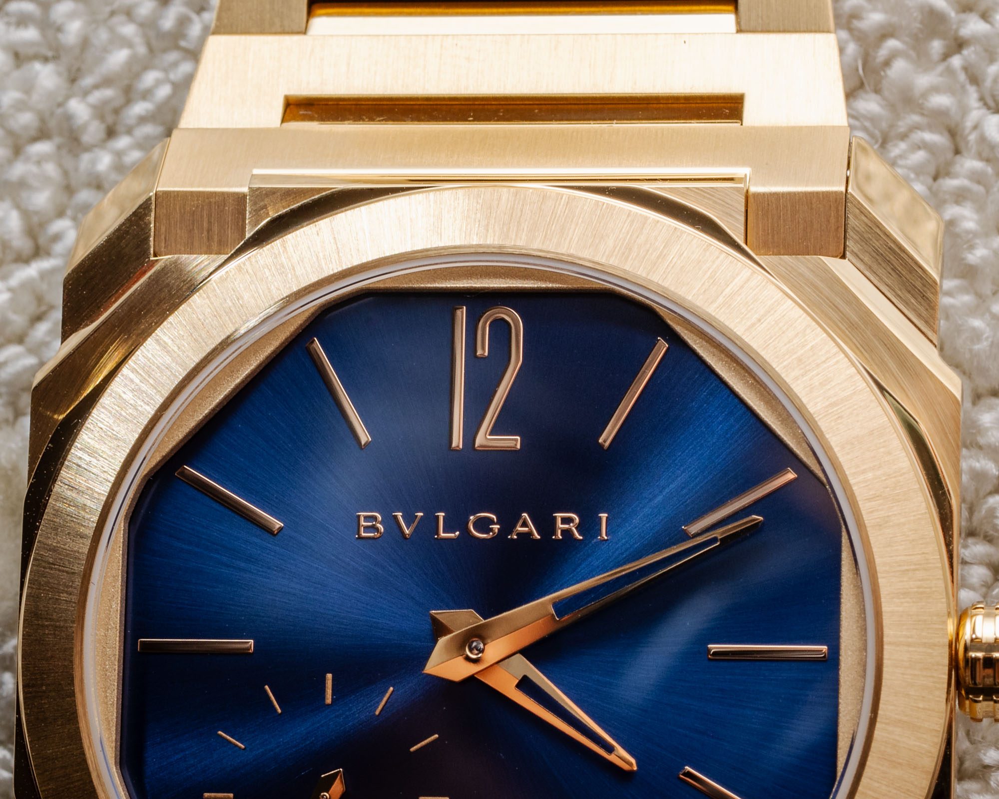 Часы Bulgari Octo Finissimo из стали и желтого золота