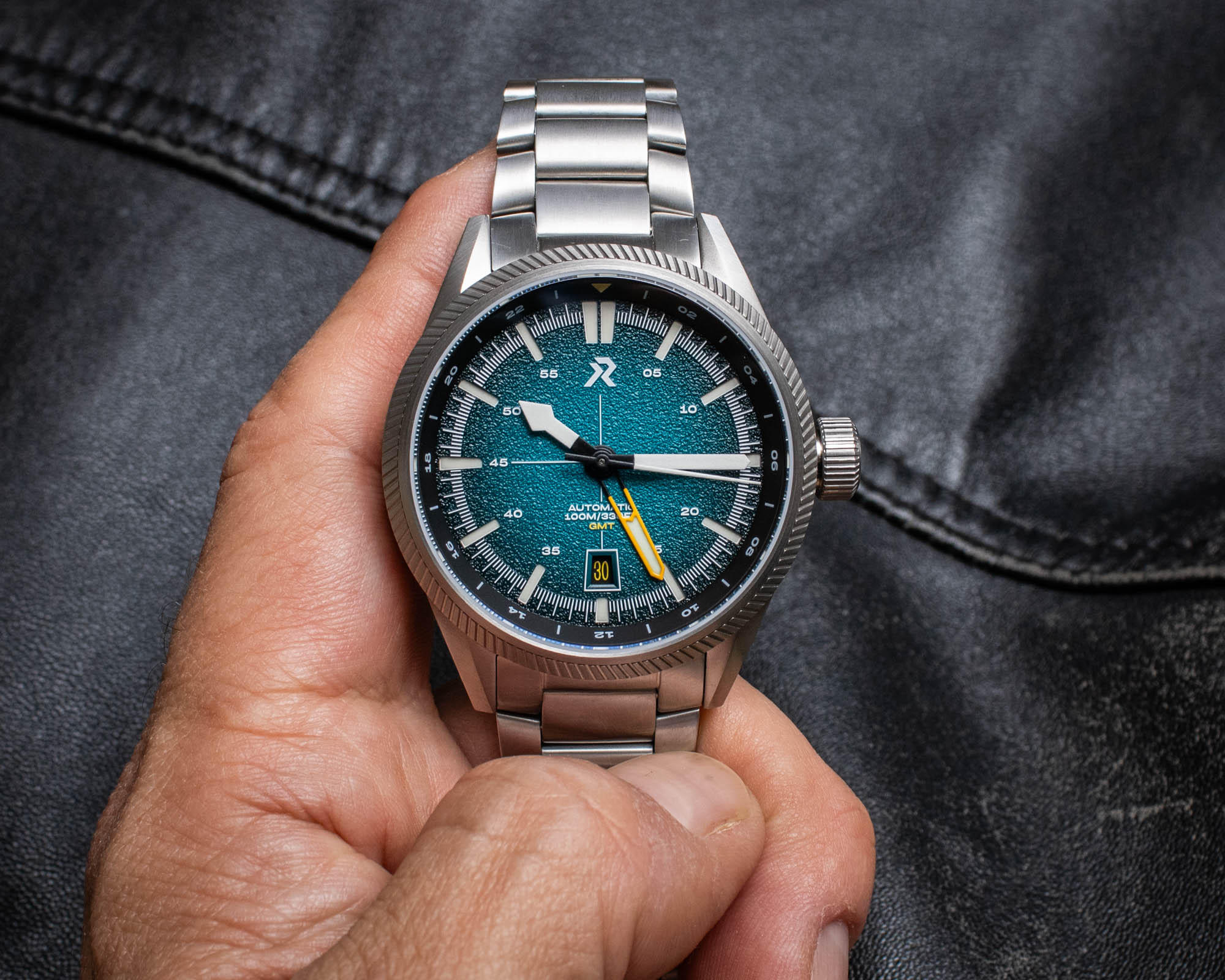 Дебют на руке: Пилотские часы RZE Fortitude GMT
