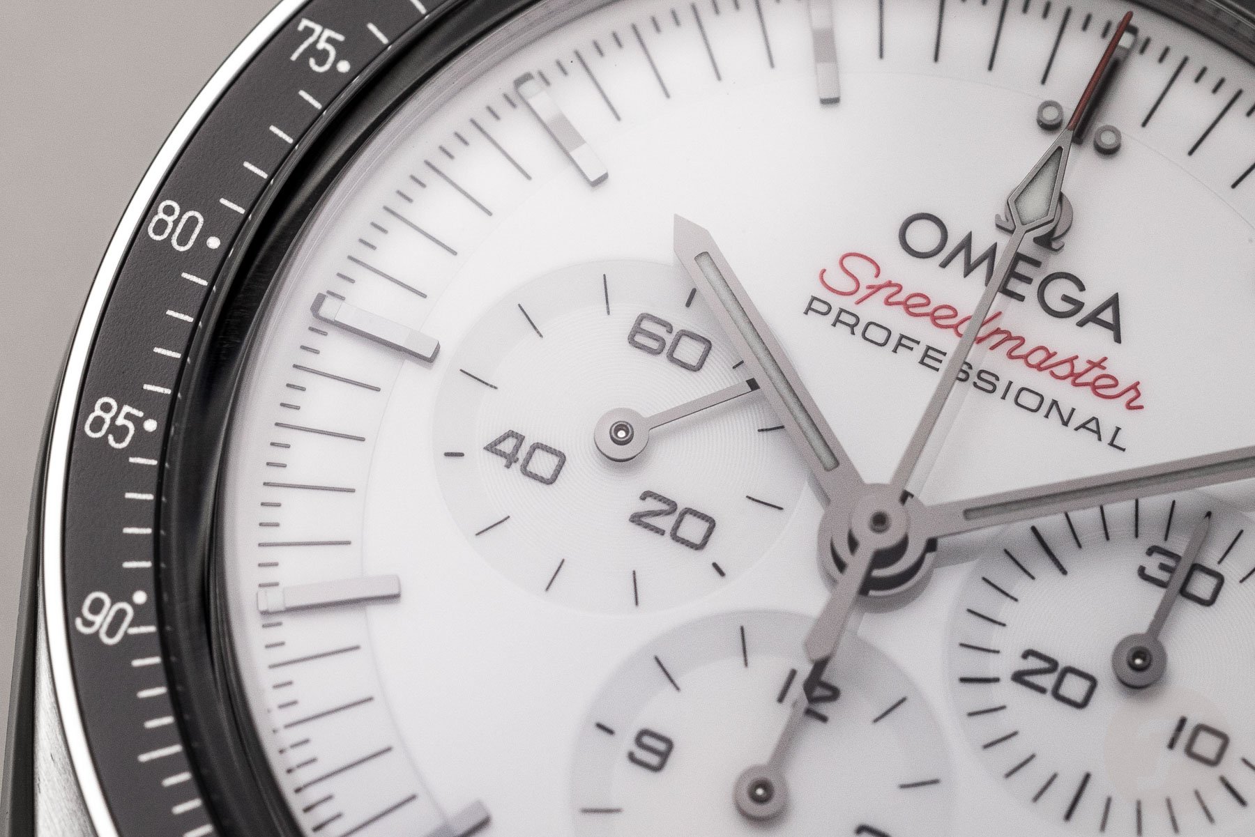 Часы Omega Speedmaster с белым циферблатом "Дэниел Крейг"