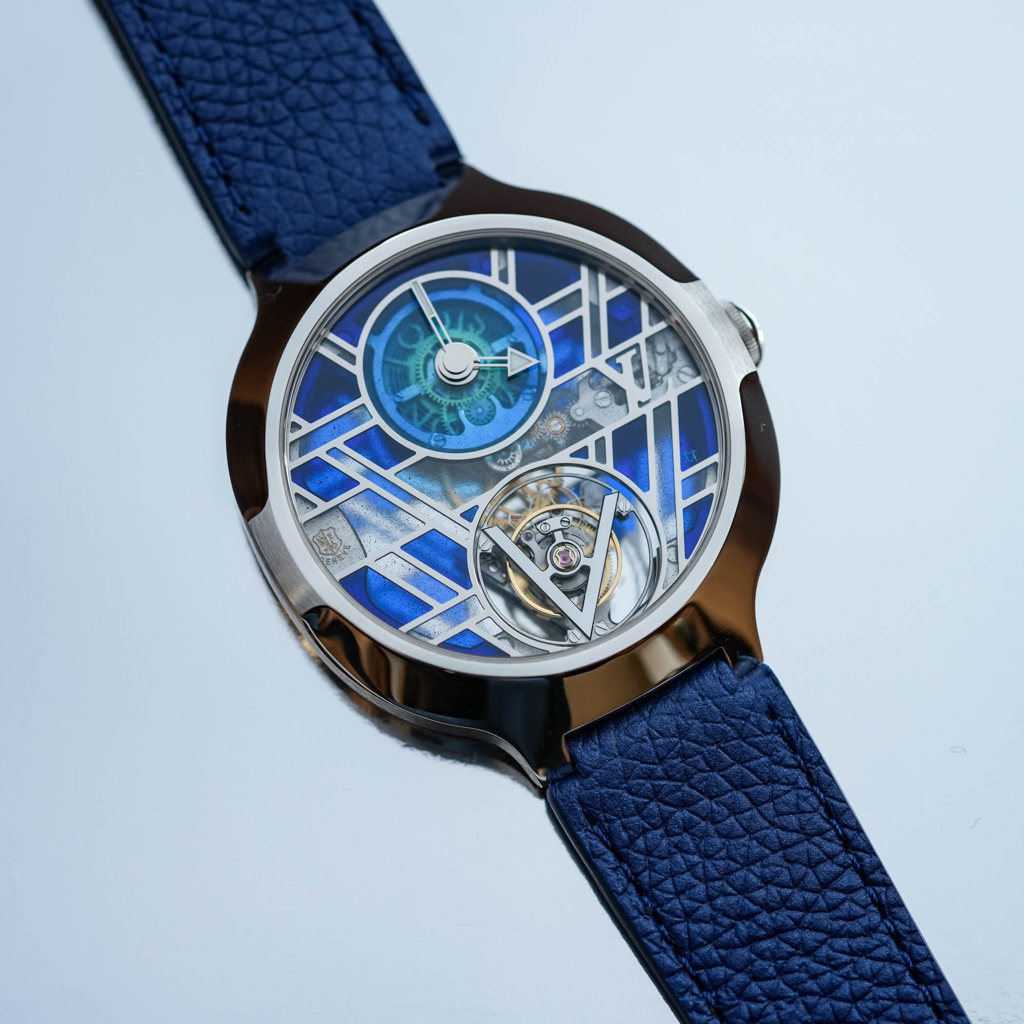 Часы с летающим турбийоном Louis Vuitton Voyager, покрытые эмалью Plique-à-Jour