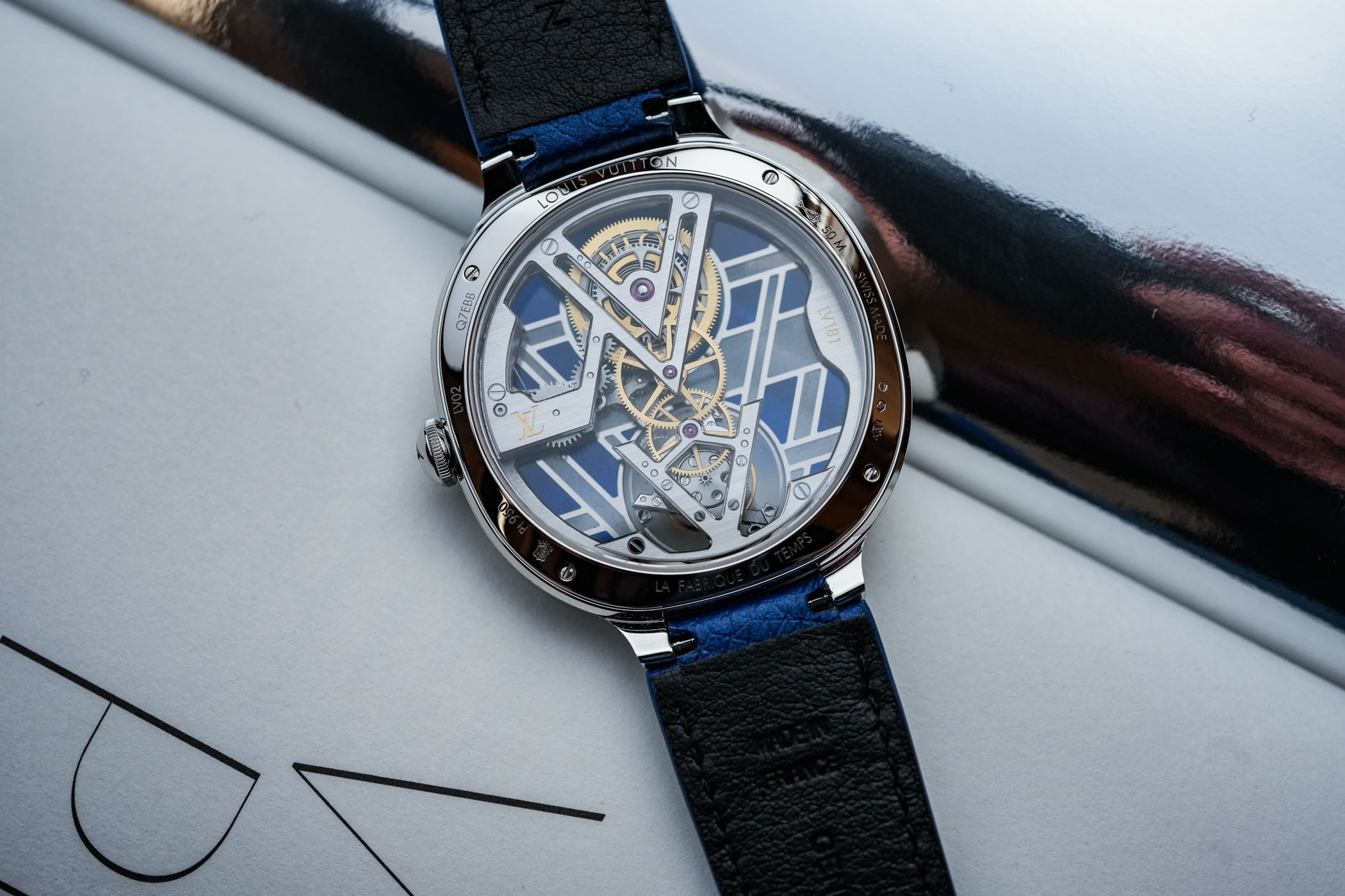 Часы с летающим турбийоном Louis Vuitton Voyager, покрытые эмалью Plique-à-Jour