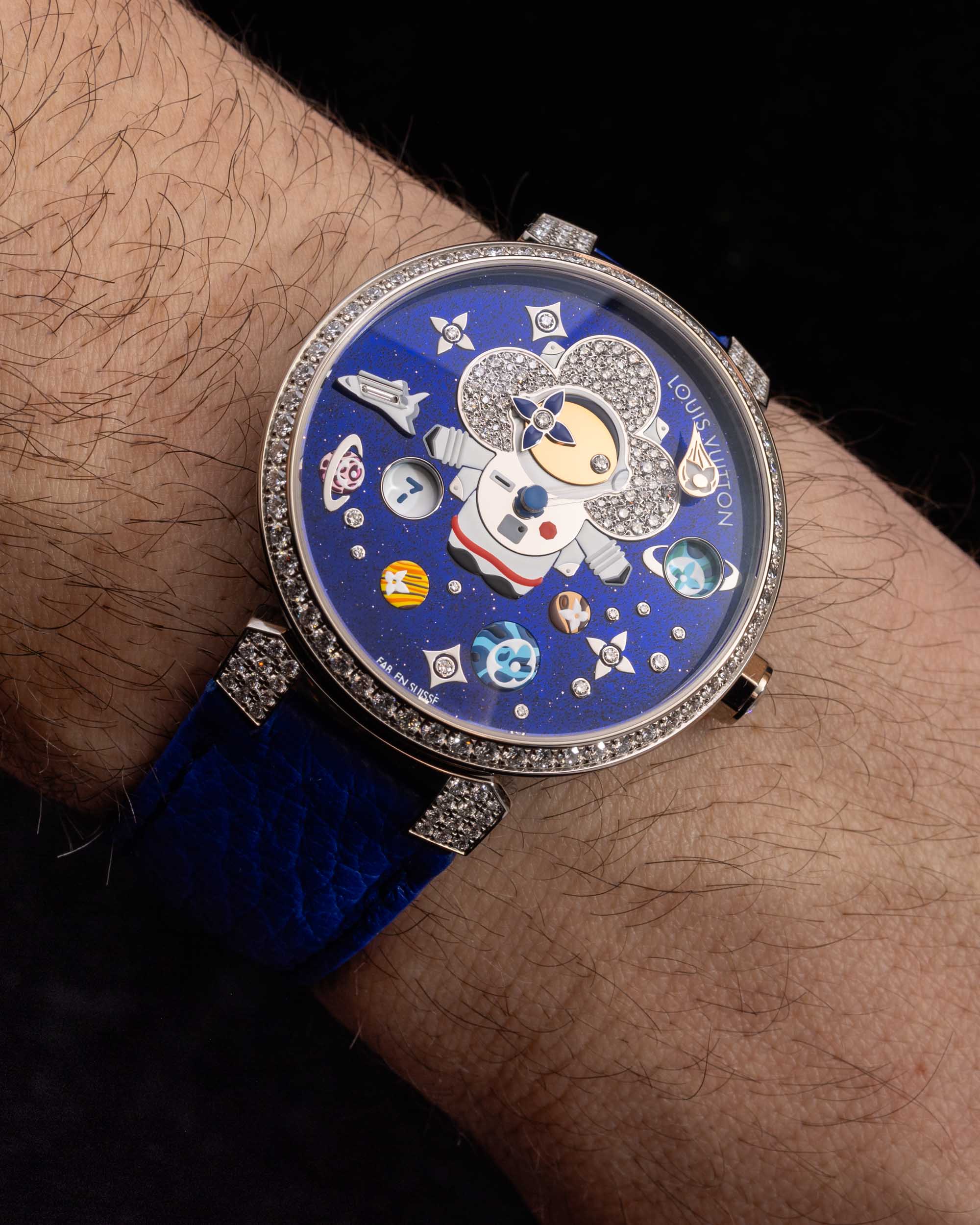 Дебют на руке: Часы Louis Vuitton Tambour Slim Vivienne Jumping Hours Sakura и Astronaut
