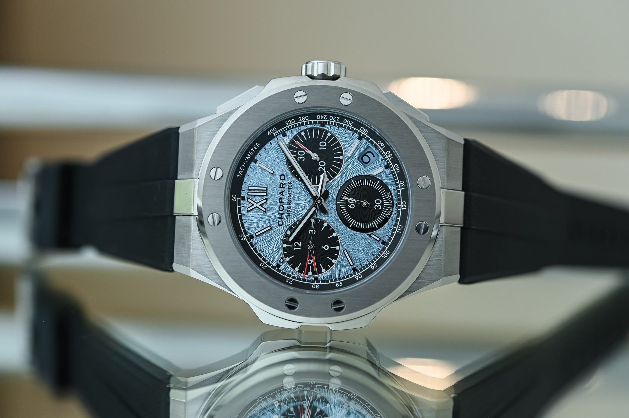 Почему Chopard Alpine Eagle XL Chrono Titanium Edition - идеальный выбор для современного эстета?