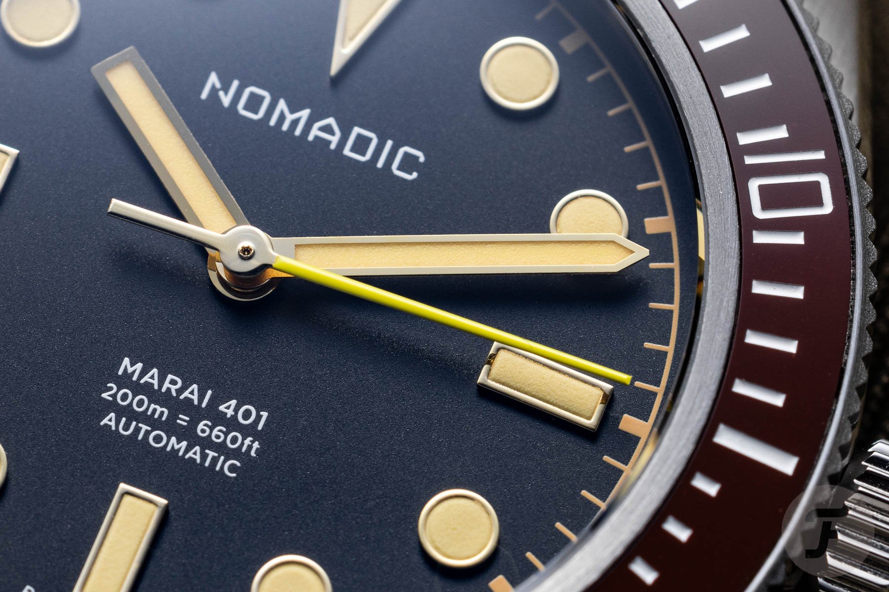 Стильные и элегантные часы Nomadic Maraí 401 Crimson Dawn