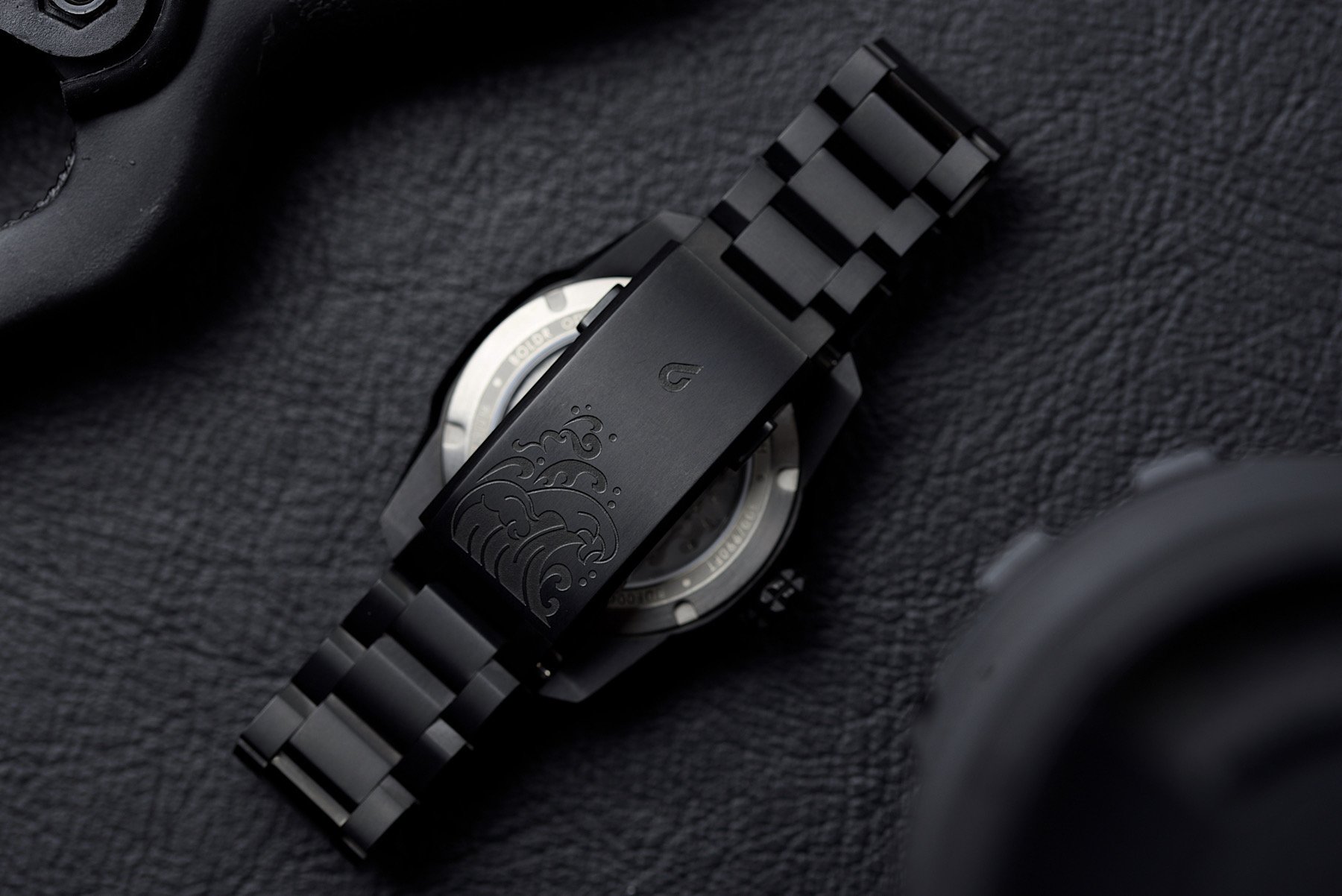 Очень черные титановые часы Odyssey Black Dragonfish
