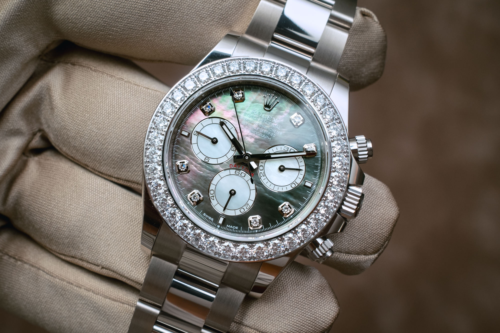 Часы Rolex Daytona Chronograph с перламутровыми циферблатами и бриллиантовыми безелями