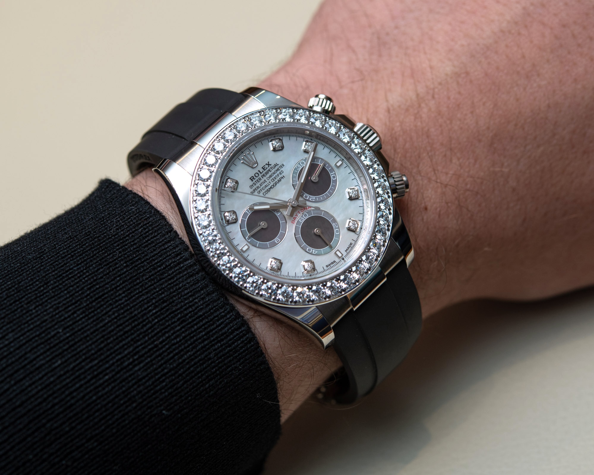 Часы Rolex Daytona Chronograph с перламутровыми циферблатами и бриллиантовыми безелями