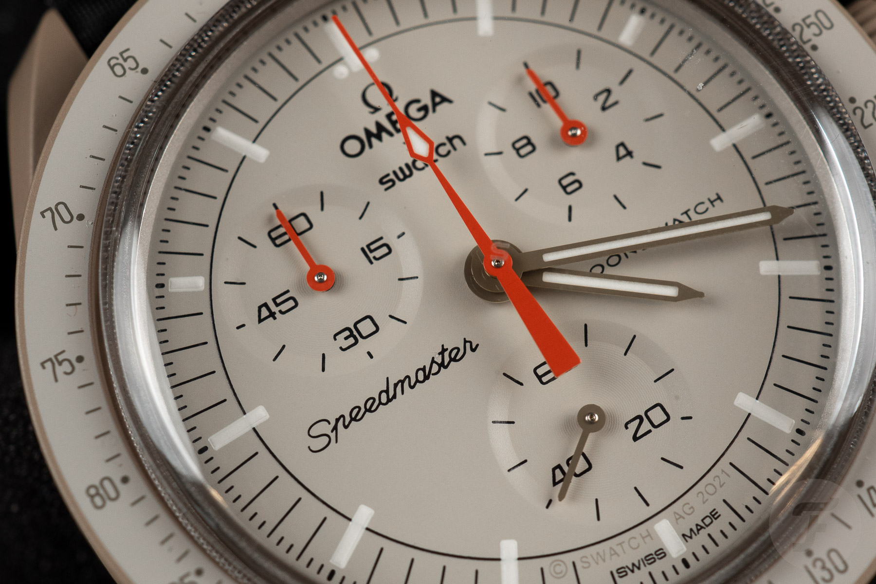 Сравнение двух коллабораций часов из биокерамики: TAG Heuer Formula 1 × Kith против Omega × Swatch MoonSwatch