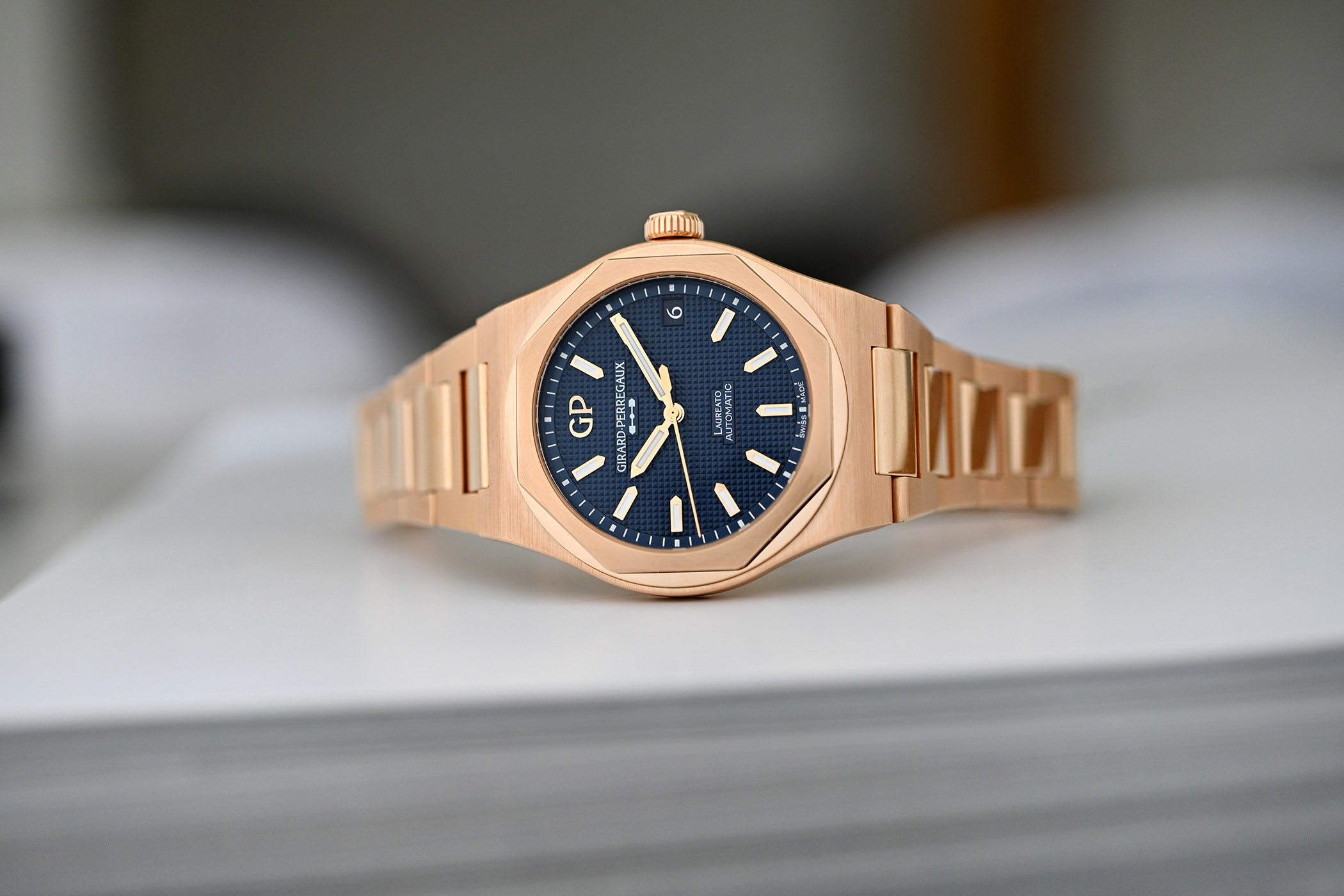 Часы Girard-Perregaux Laureato диаметром 42 мм из розового золота, зеленого шалфея и ультрамаринового синего